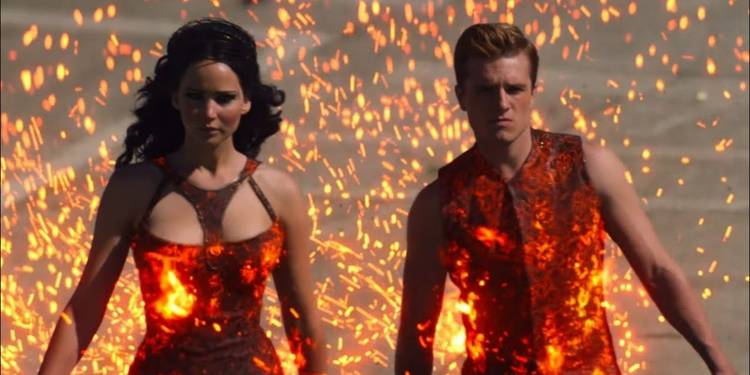 Hunger Games Cosplayer Recreates Katniss Everdeen's Girl On Fire Dress (Including 1 Major Detail) Hunger Games Cosplayer Recreates Katniss Everdeen's Girl On Fire Dress (Including 1 Major Detail)