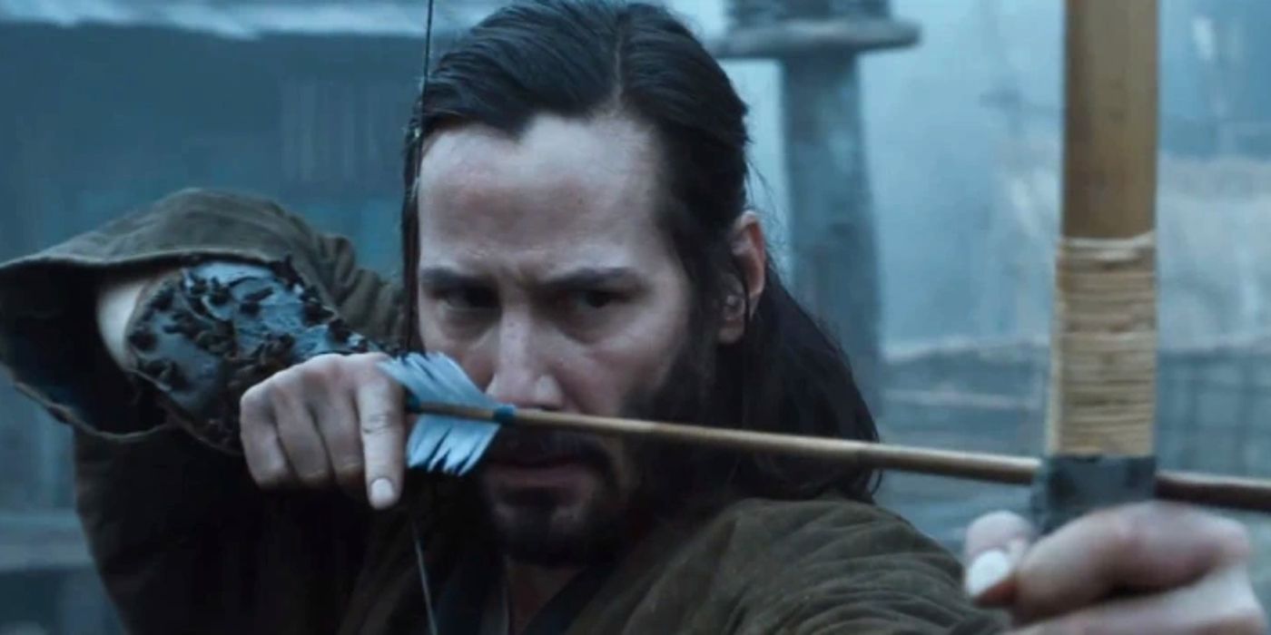 Kai (Keanu Reeves) firing a bow and arrow in 47 Ronin