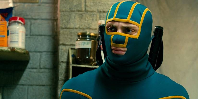Kick-ᴀss (Aaron Johnson) wearing a yellow and green suit and looking confused in Kick-ᴀss 2