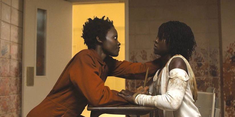 Personagens de Lupita Nyong'o, Red e Adelaide, lutam um contra o outro no final de Us de Jordan Peele