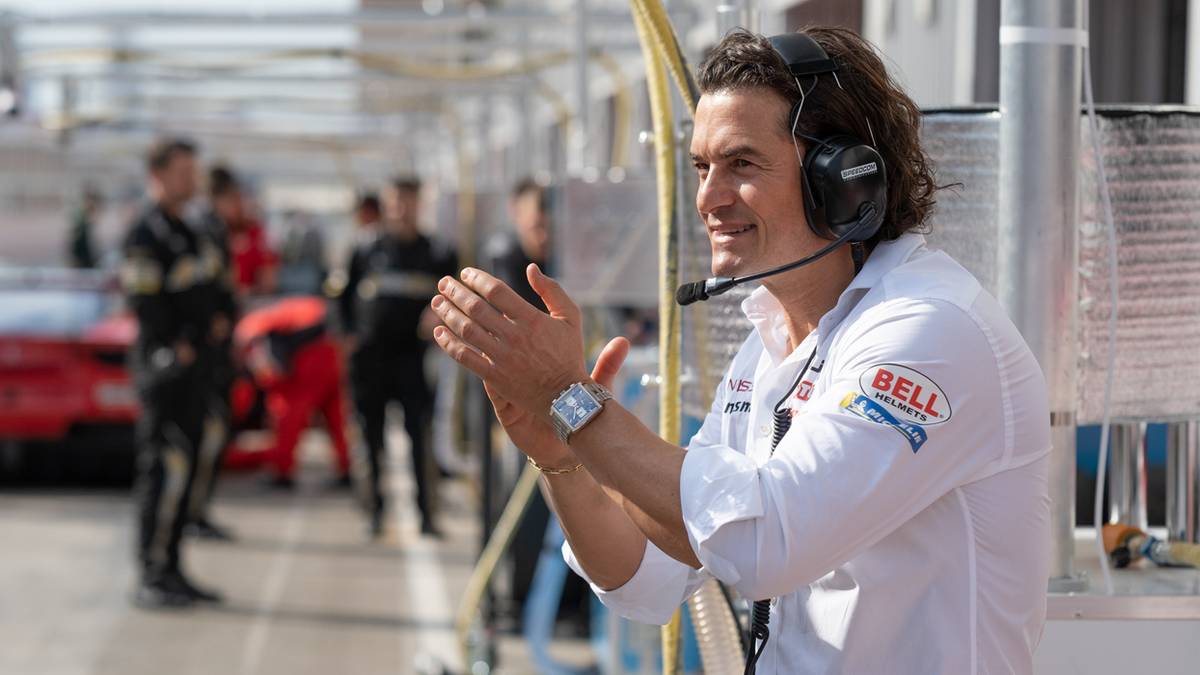 Orlando Bloom as Danny Moore clapping in Gran Turismo