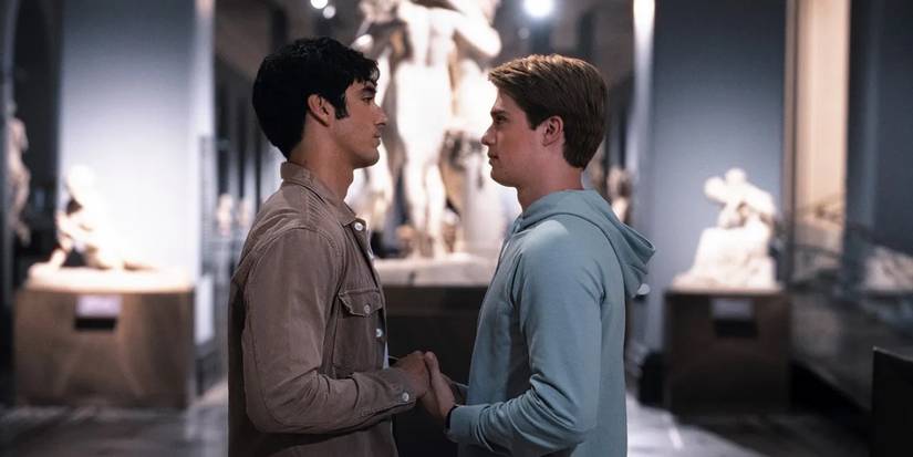 Алекс и Генри держатся за руки в музее в фильме "Красный, белый и королевский синий"