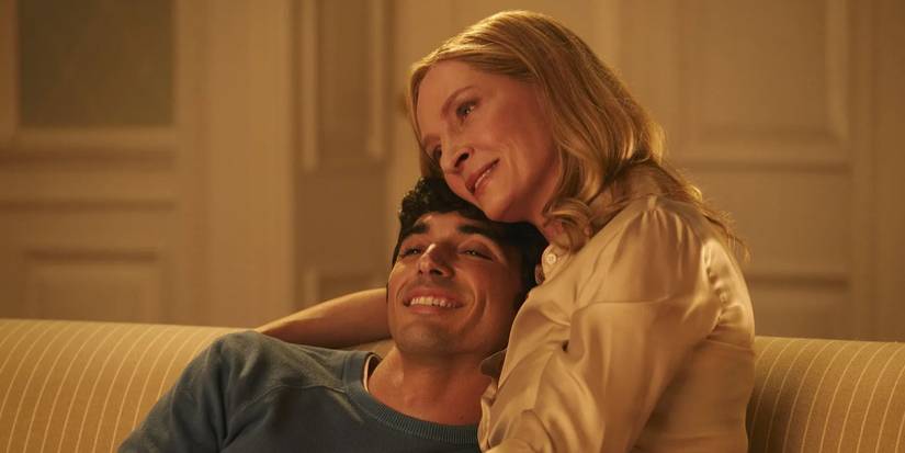 Президент (Ума Турман) обнимает Алекса (Тейлор Закхаре Перес) в фильме "Red, White & Royal Blue"