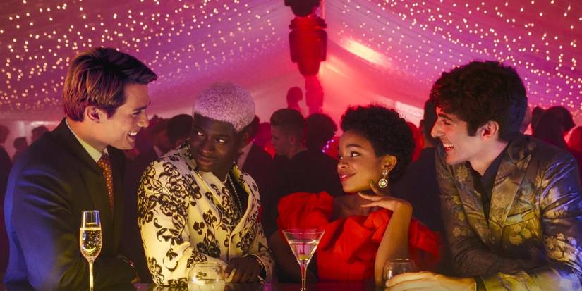 Генри (Николас Галицин) и Алекс (Тейлор Закхаре Перес) разговаривают с двумя друзьями на вечеринке в фильме "Red White & Royal Blue"