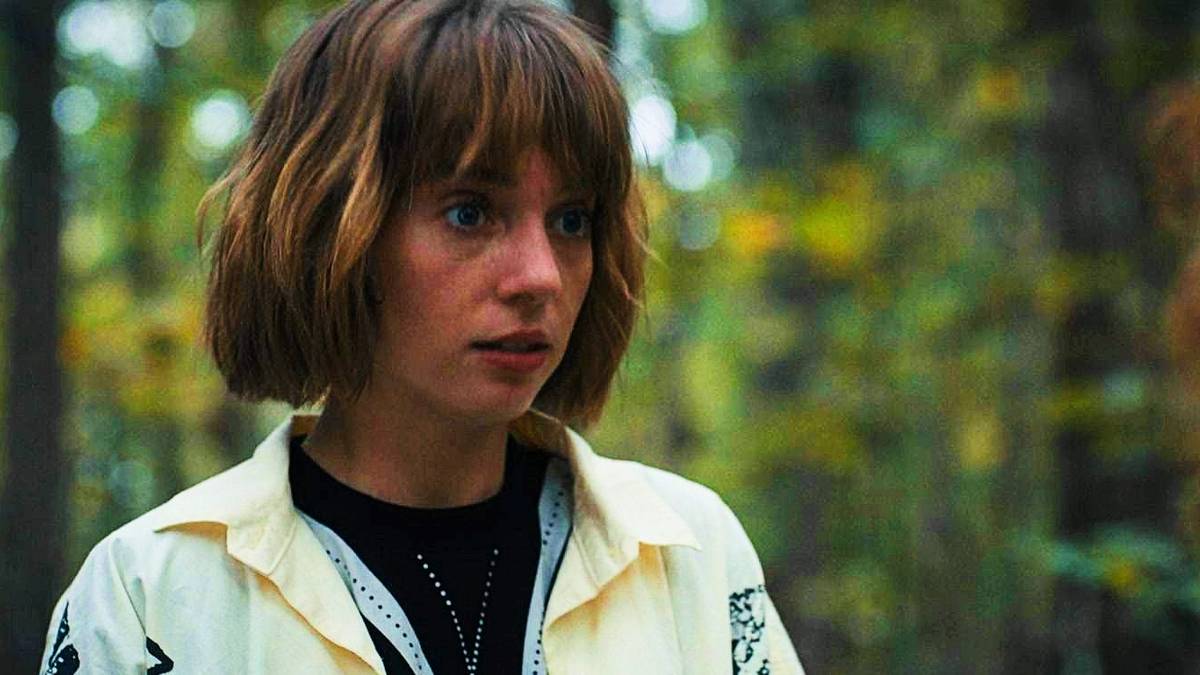 Robin looking at Nancy in Stranger Things season 4