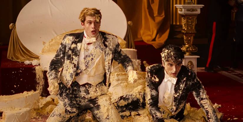 Алекс и Генри, покрытые тортом, в фильме "Red, White & Royal Blue"