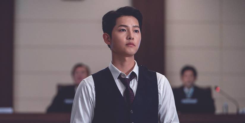 Vincenzo (Song Joong-ki) смотрит в сторону в зале суда в "Vincenzo"