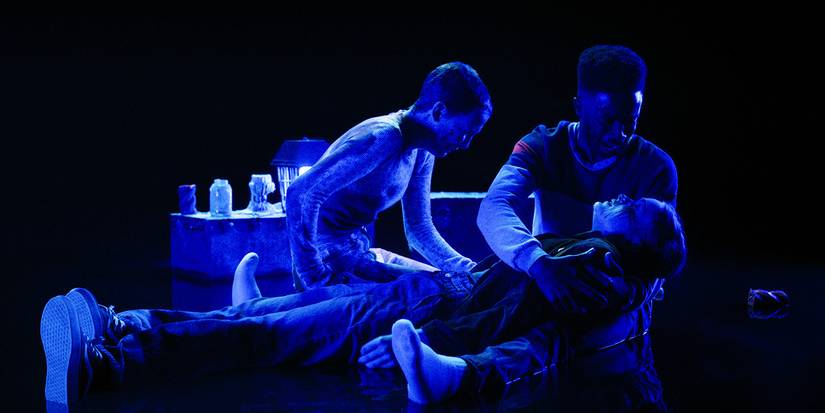 Eleven (Millie Bobby Brown), Max (Sadie Sink) e Lucas (Caleb McLaughlin) no vácuo em Stranger Things 4