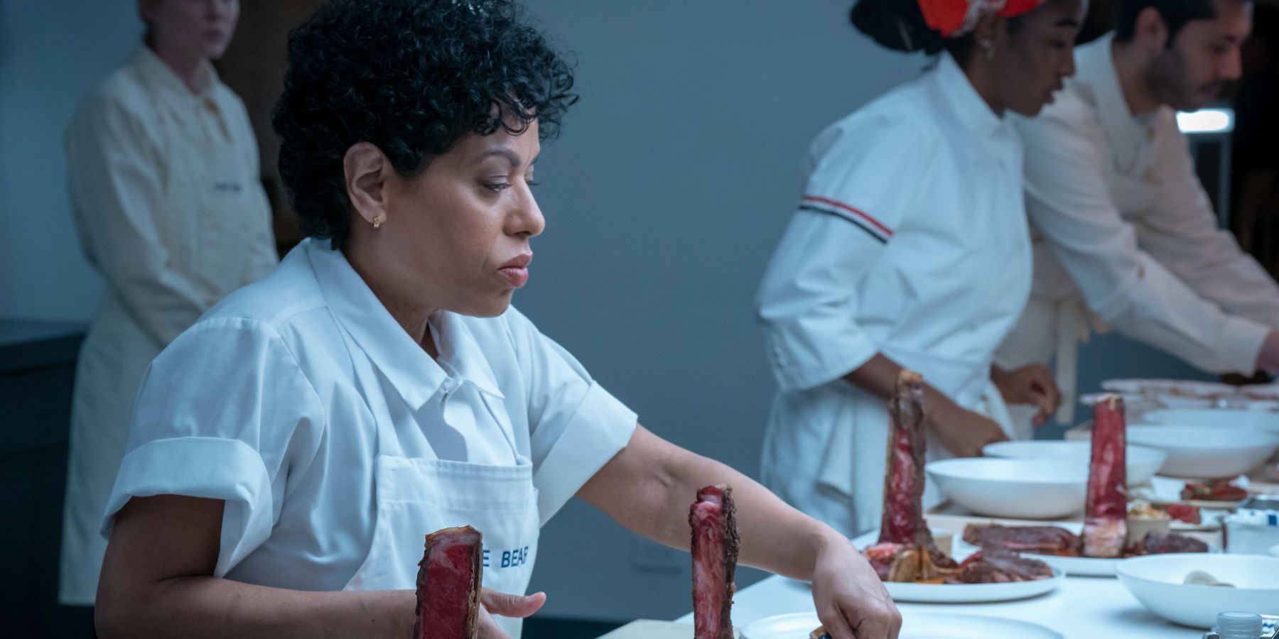 Tina prepara o prato T-Bone na 2ª temporada de The Bear