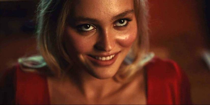 Jocelyn (Lily-Rose Depp) sorrindo em The Idol