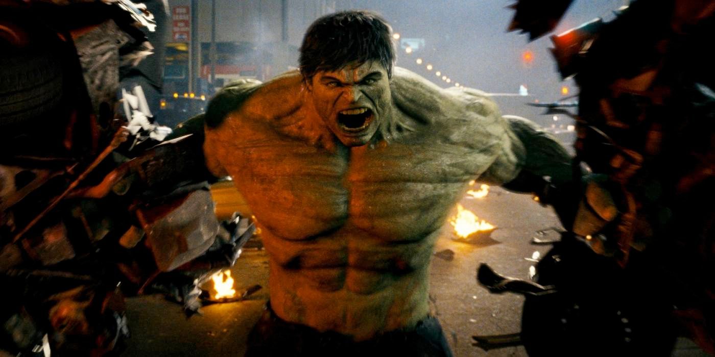 Hulk con i guanti da boxe fatti con due parte di auto