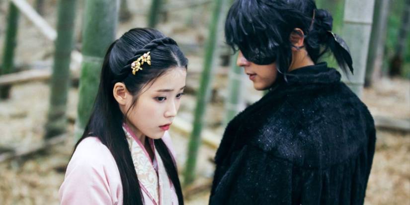 Dois personagens em uma floresta em Moon Lovers: Scarlet Heart Ryeo.