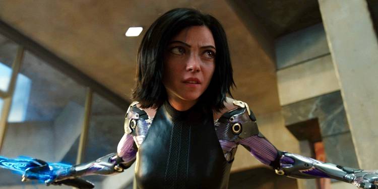 Rosa Salazar como Alita em pose de combate