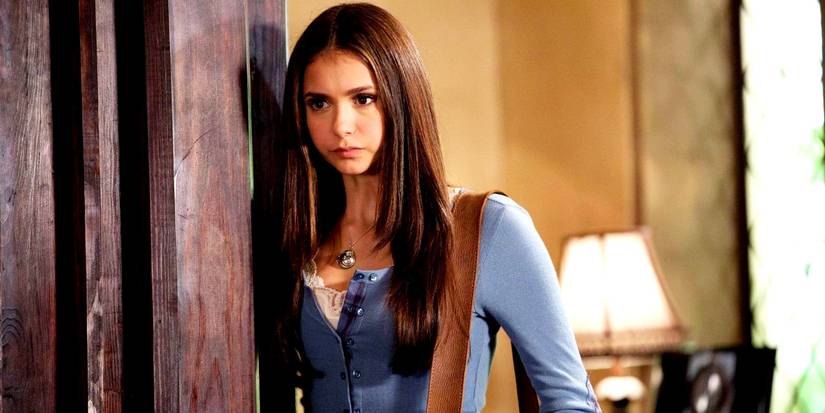 An image of Elena carrying a bag in The Vampire Diaries