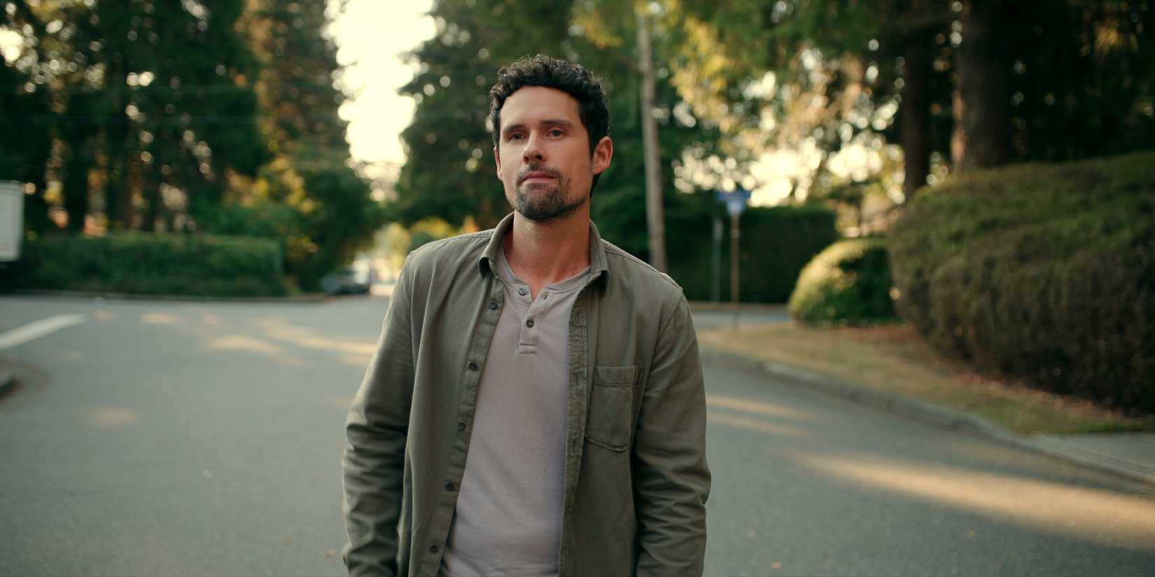 Benjamin Hollingsworth in Virgin River season 5 standing in the street