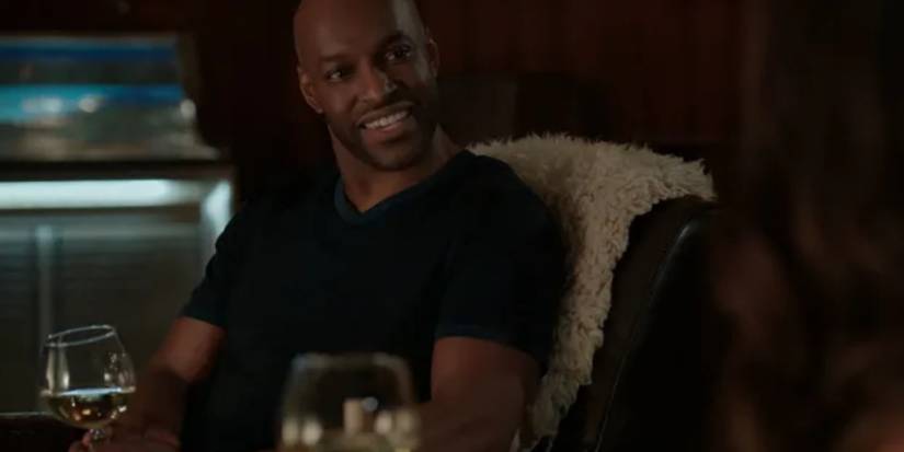 John Preacher Middleto drinks wine with a woman on Virgin River.