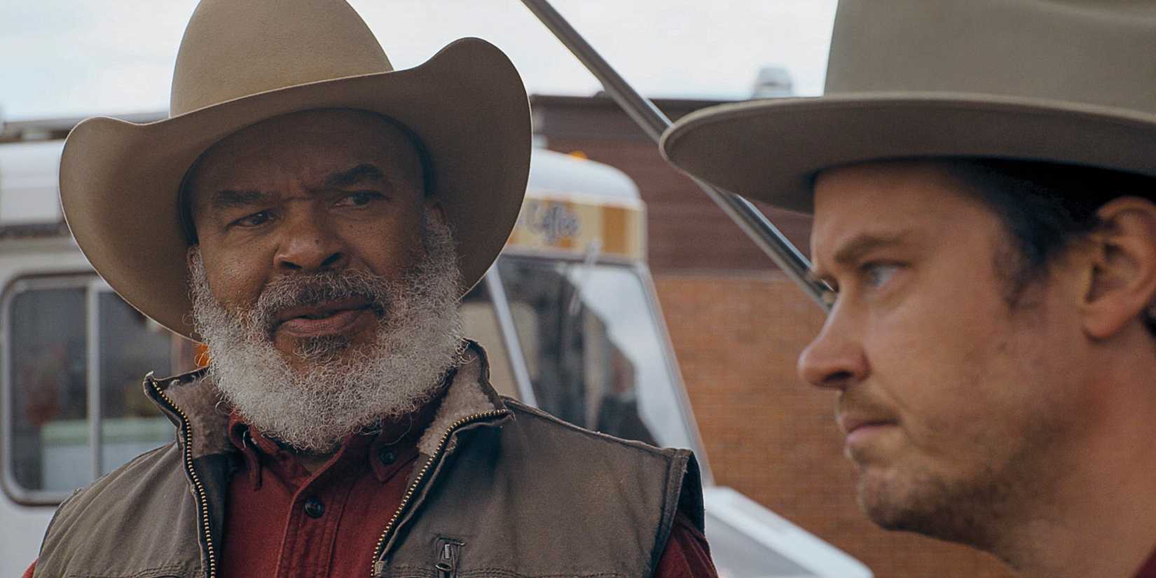 David Alan Grier as Vern Dunnegan in a cowboy hat and with a beard talking to Joe Pickett