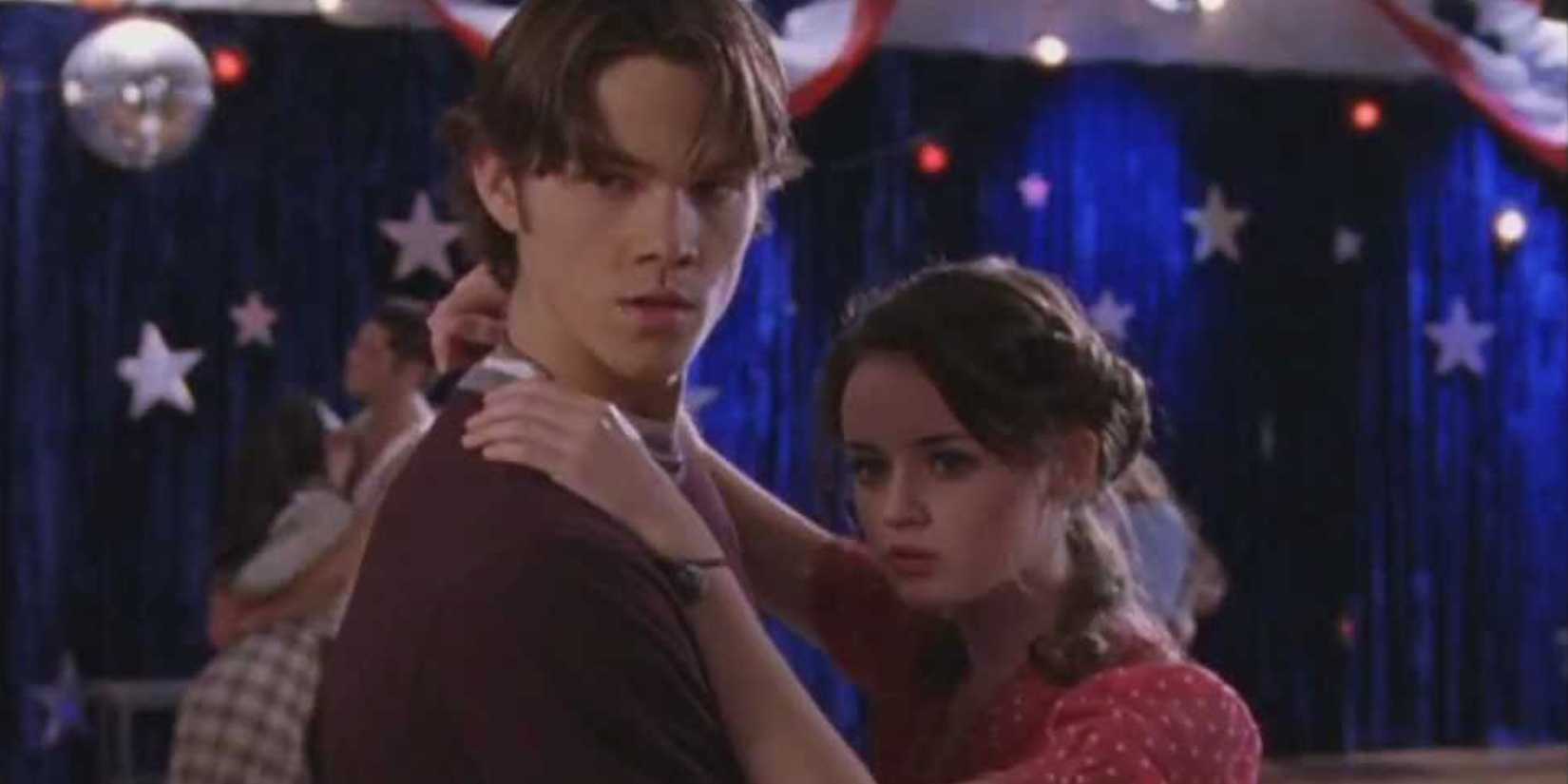 Dean (Jared Padalecki) e Rory (Alexis Bledel) olhando para alguém fora de cena na maratona de dança em Gilmore Girls