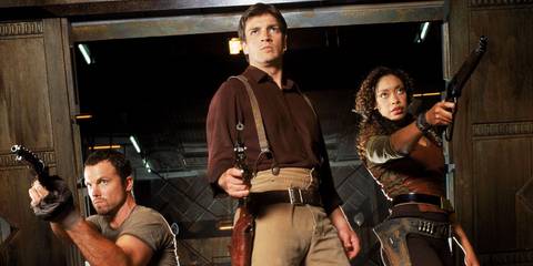 Jayne, Mal, and Zoe pointing their guns off-camera in Firefly