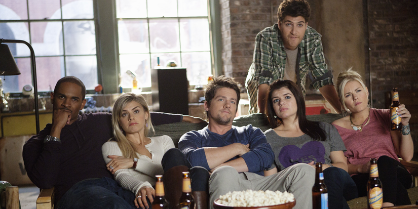 O elenco principal de Happy Endings reunido no sofá.