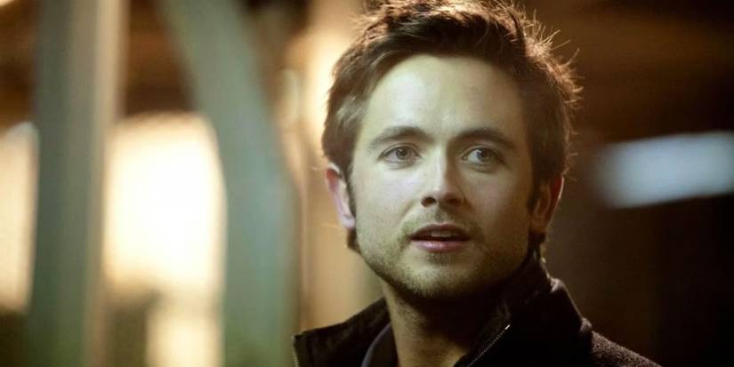 Jimmy in the pilot episode of Shameless looking off camera