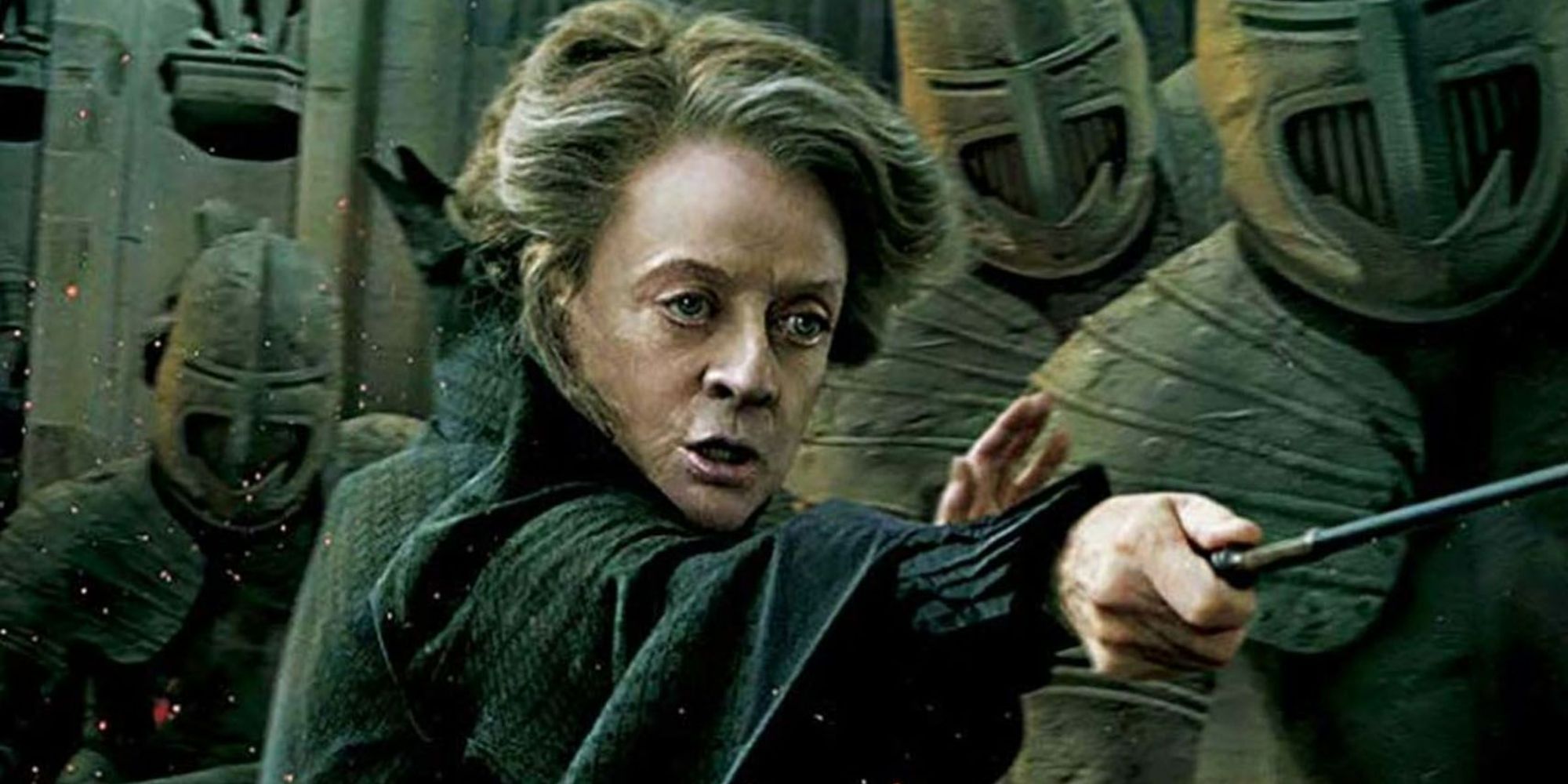 Professora Minerva McGonagall (Dame Maggie Smith) segurando sua varinha durante a Batalha de Hogwarts em Harry Potter e as Relíquias da Morte Parte 2
