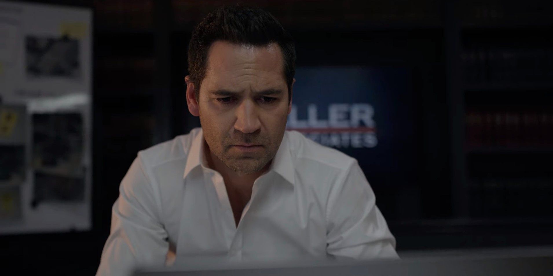 mickey haller looking upset in the lincoln lawyer season 2