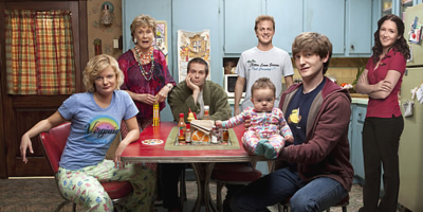 Família de Raising Hope reunida na mesa da cozinha