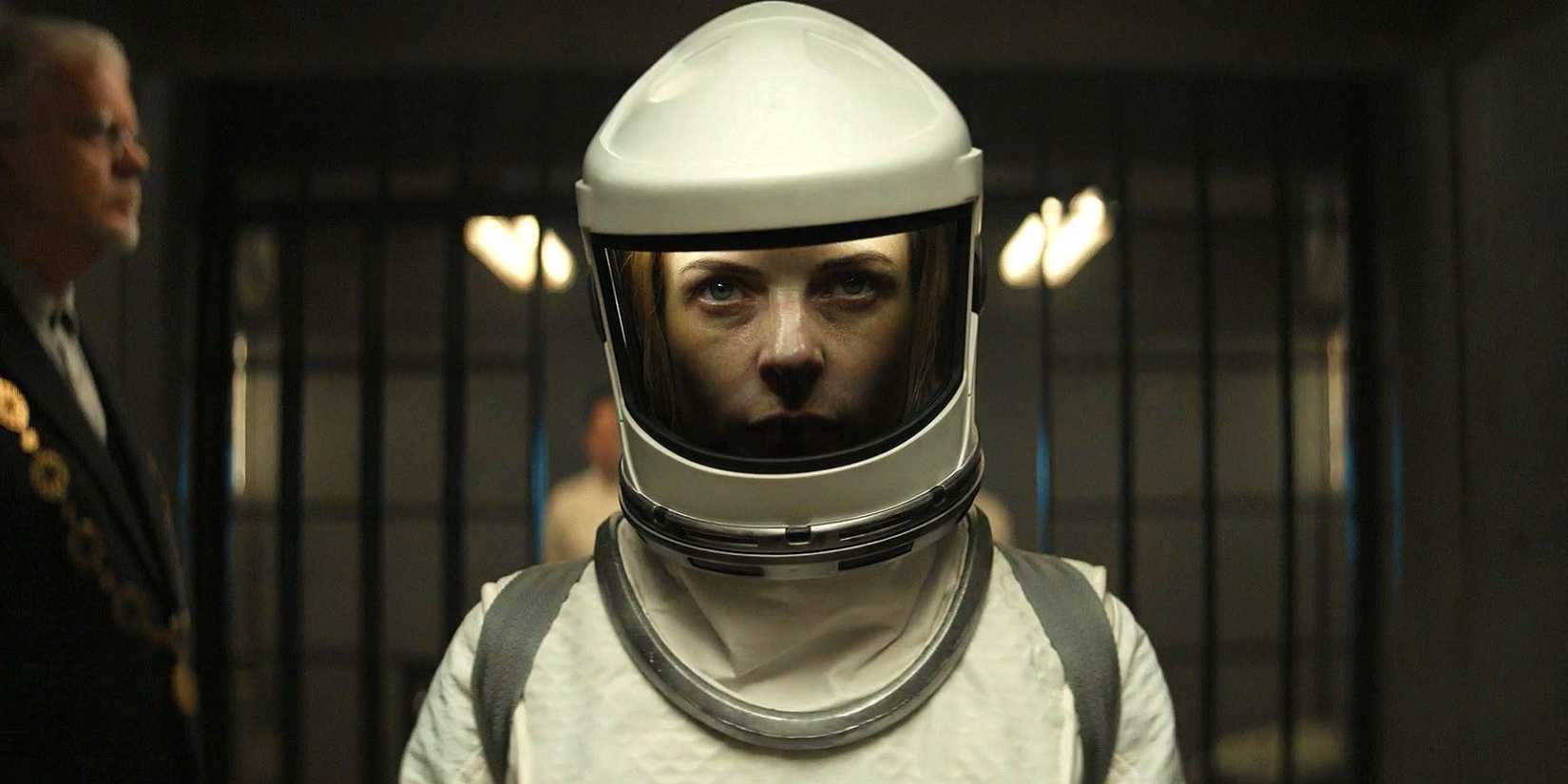 Rebecca Fergusson as Juliette wearing a suit in Silo