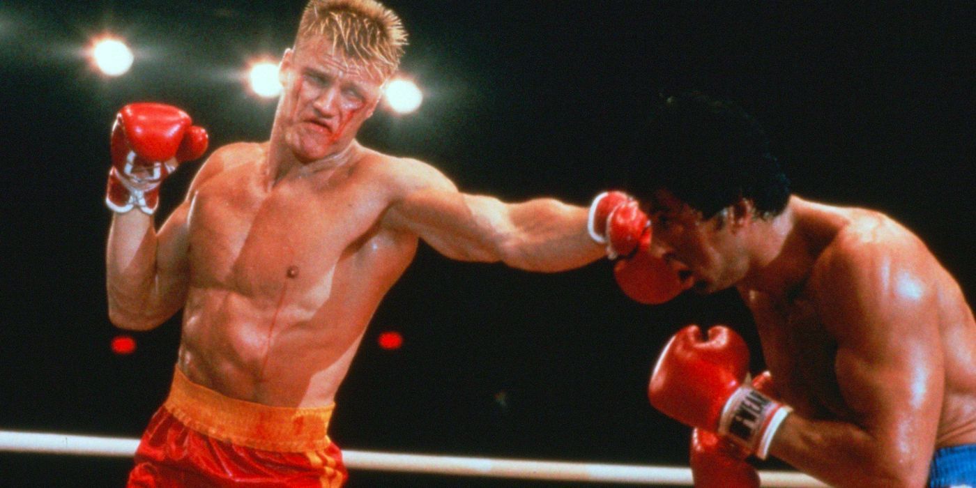 Dolph Lundgren como Ivan Drago dá um soco em Rocky em Rocky IV