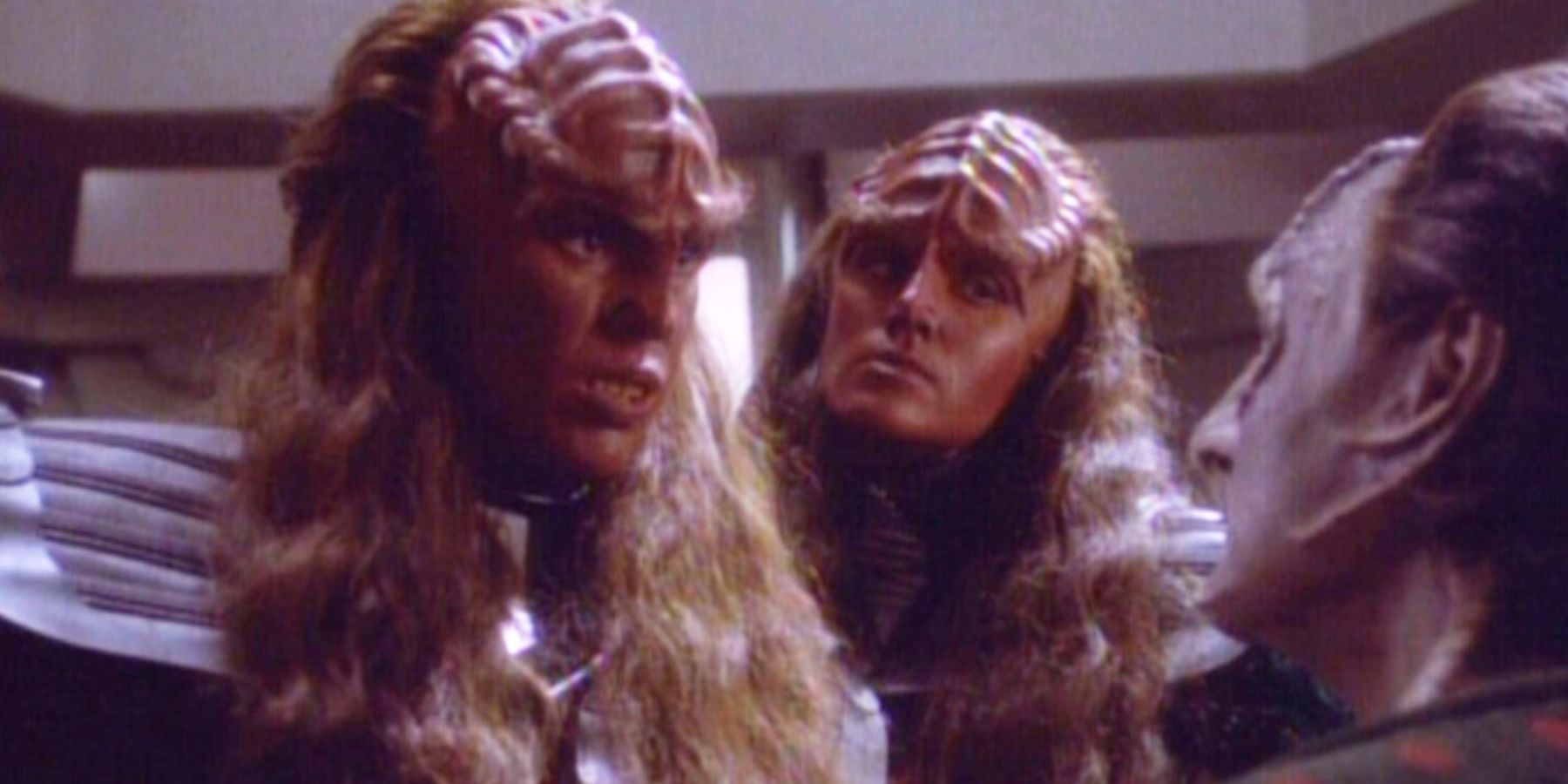 Lurs and B'etor visit Garak's shop in DS9 season 1