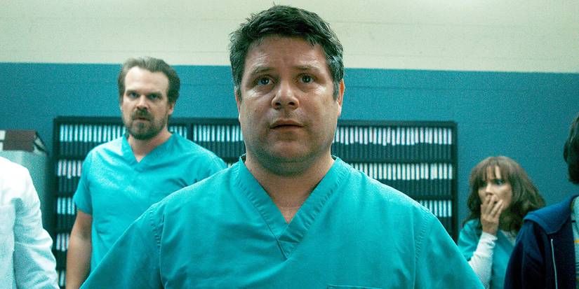David Harbour como Hopper, Sean Astin como Bob Newby e Winona Ryder como Joyce em Stranger Things