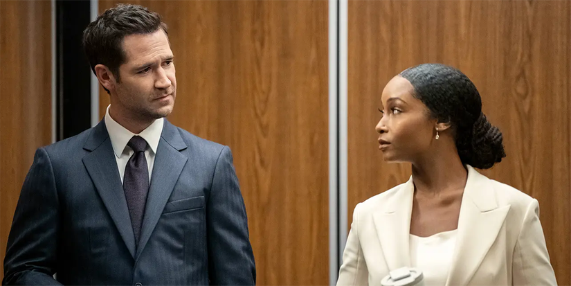 Yaya DeCosta as Andrea in The Lincoln Lawyer season 2 in an elevator with Mikey