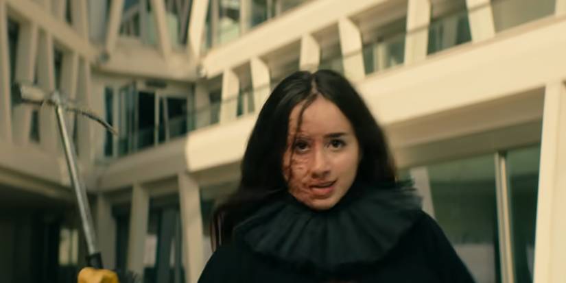 Алисия с полусгоревшей лицом и держит молоток.