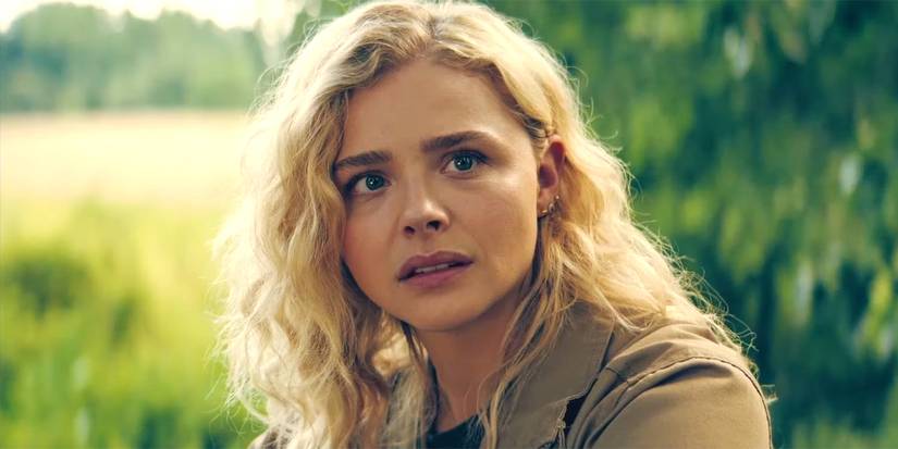 Chloë Grace Moretz as Flynne Fisher looking forward in concern in The Peripheral