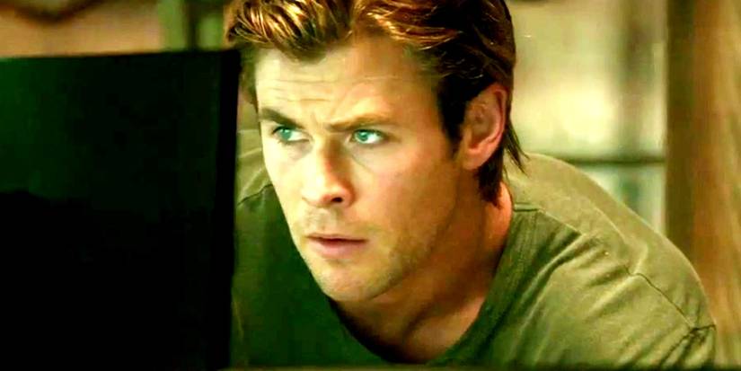 Chris Hemsworth como Hathway olhando para o computador em Blackhat