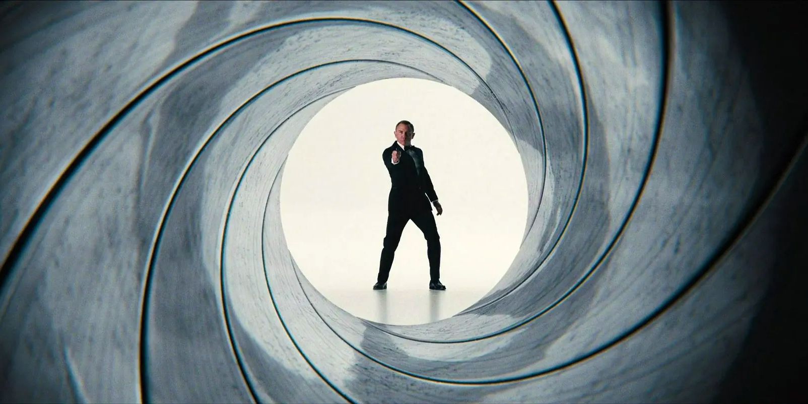 Daniel Craig in the classic James Bond barrel intro