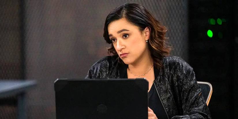 Keisha Castle-Hughes as Hana Gibson behind a laptop in FBI Most Wanted