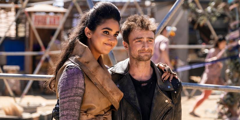 Geraldine Viswanathan e Daniel Radcliffe em Miracle Workers