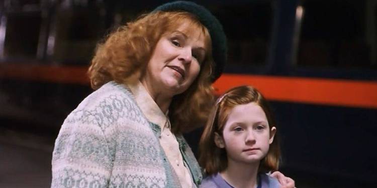 ginny-weasley-molly-weasley-harry-potter-and-the-sorcerer-s-stone How Old The Harry Potter Cast Was Compared To Their Characters
