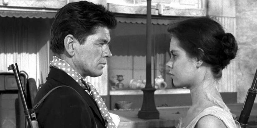 Um homem (Charles Bronson) e a mulher (Elizabeth Montgomery) olhando um para o outro na zona do crepúsculo