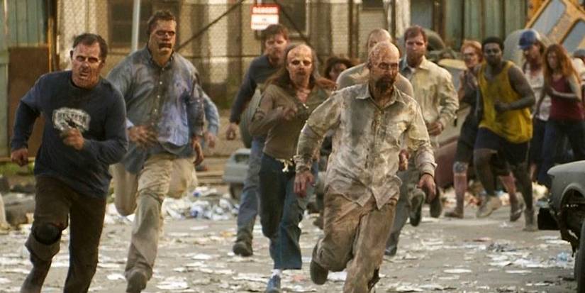 Zombies running through the desolate streets of Milwaukee in Dawn of the ᴅᴇᴀᴅ (2004). 