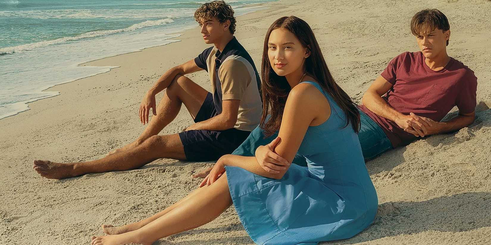 Jeremiah, Belly e Conrad na praia em 'The Summer I Turned Pretty'.