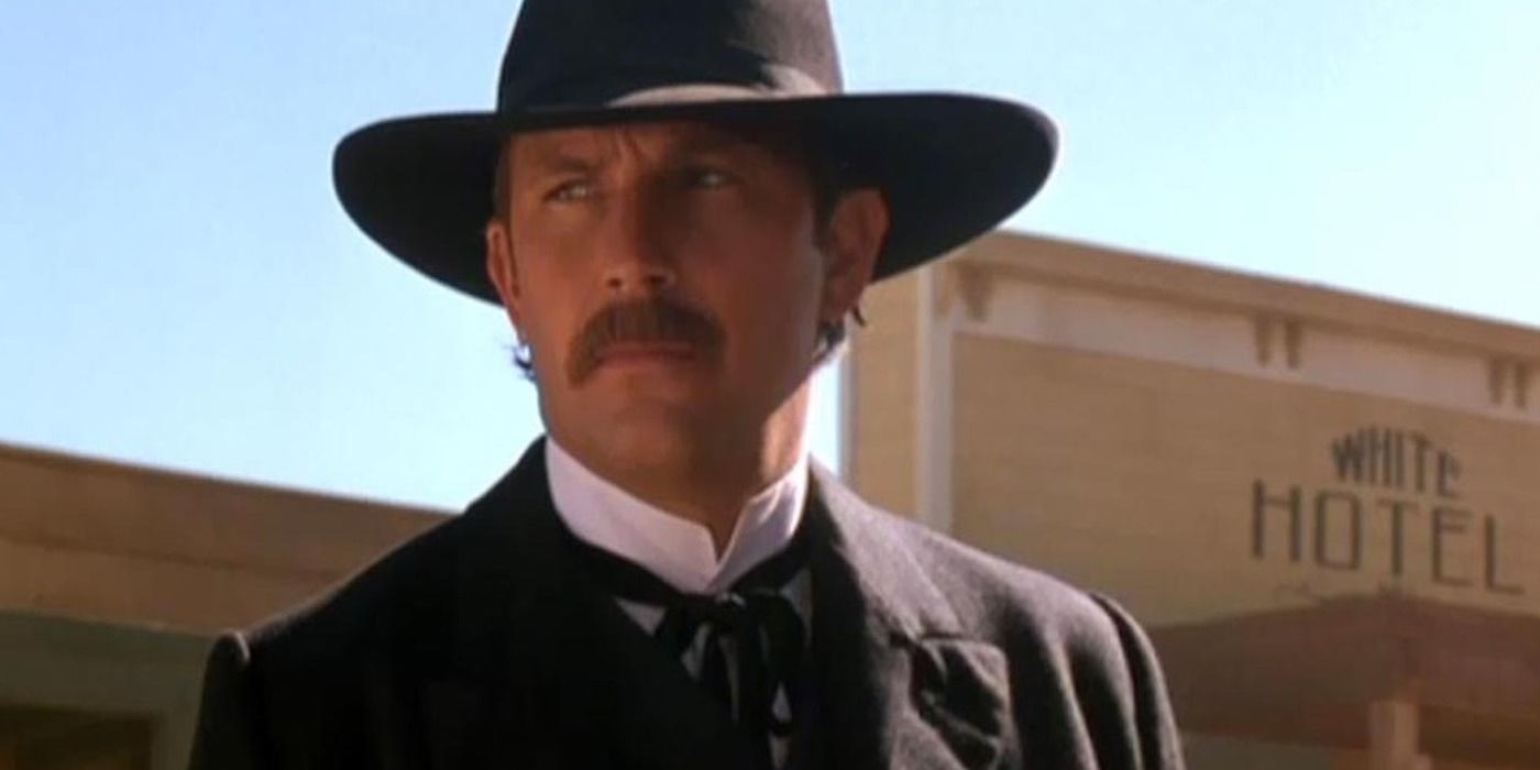 La inexactitud histórica de Tombstone en comparación con Wyatt Earp de Kevin Costner en realidad ayudó a mejorar el western de Kurt Russell