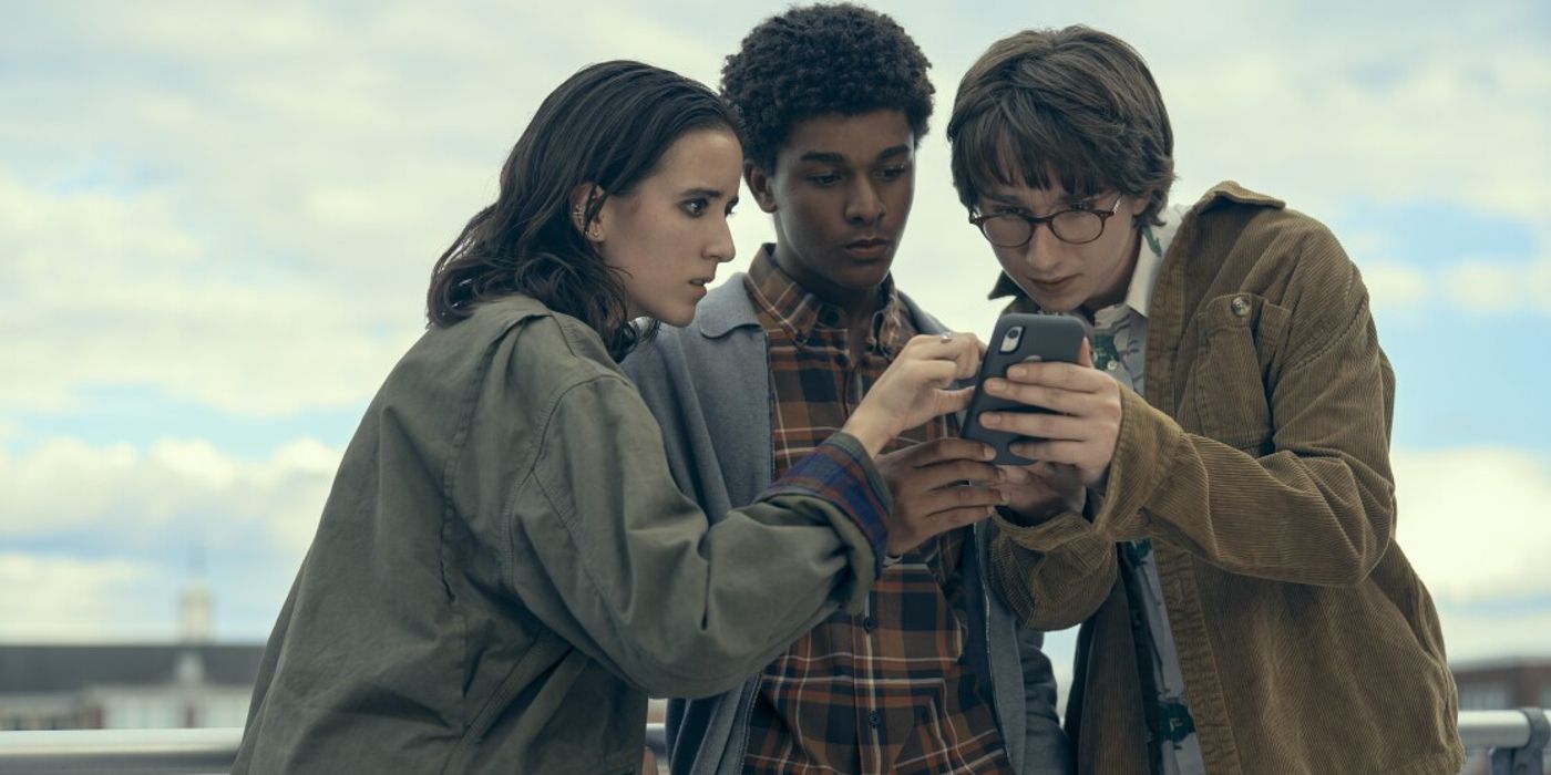 Mickey, Spoon and Ema osservano un telefono in Harlan Coben's Shelter