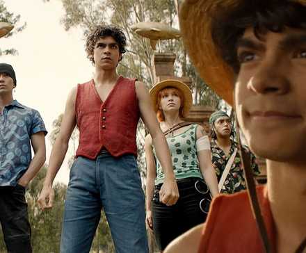 Композитное изображение, на котором Луффи смотрит, пока он стоит со своей командой рядом с аркой в One Piece, сезон 1