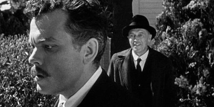 Orson Welles blickt in „The Stranger“ seitwärts