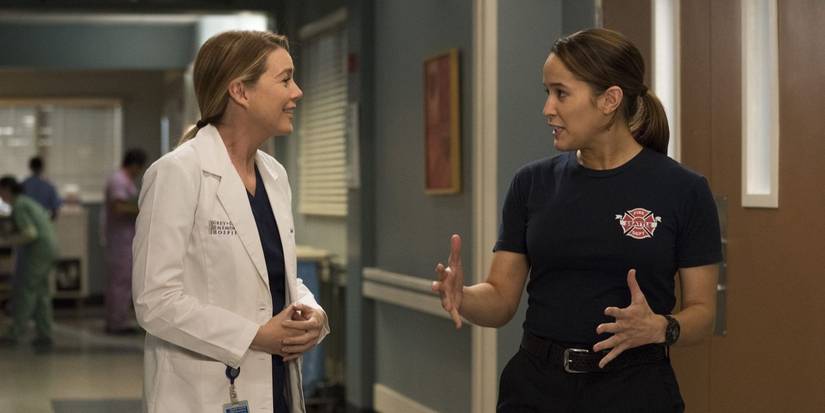 Dr. Grey talks to a paramedic in Station 19