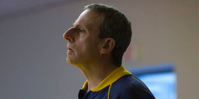 Steve Carell como John du Pont olhando de lado em O Jogo da Imitação