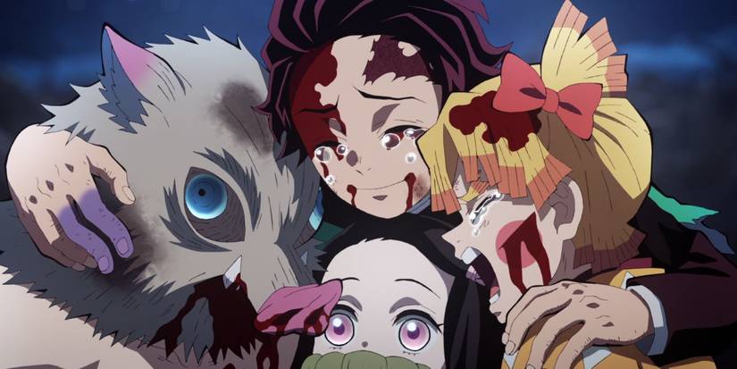 Tanjiro se reunindo com Zenitsu e Inosuke em Demon Slayer, retratando os quatro personagens principais se abraçando com lágrimas nos olhos.